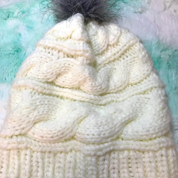 North face woman’s beanie - Picture 2 of 4